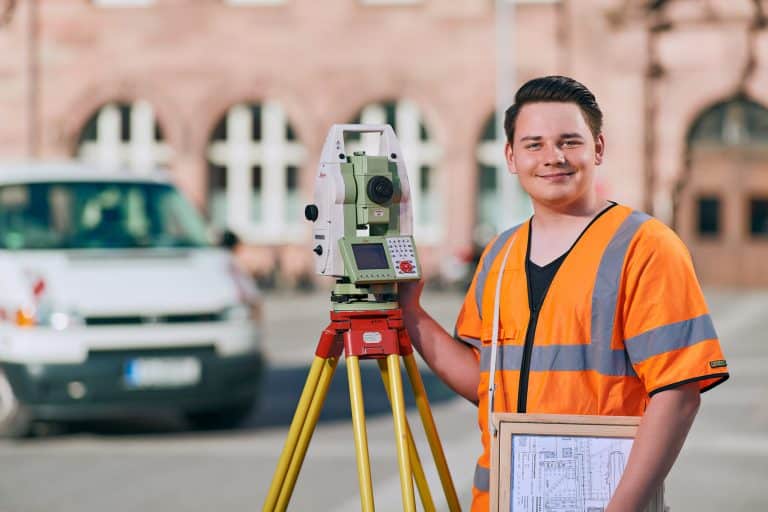 Businessportrait - Junger Mann in der Stadt