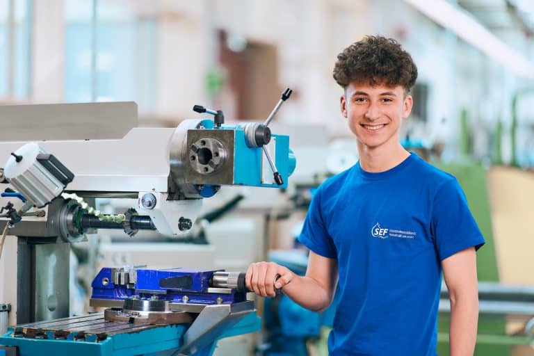 Businessportrait - Junger Mann in der Fertigung