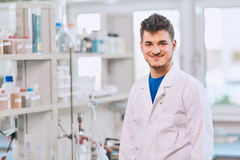 Businessportrait - Junger Mann im Chemie-Labor