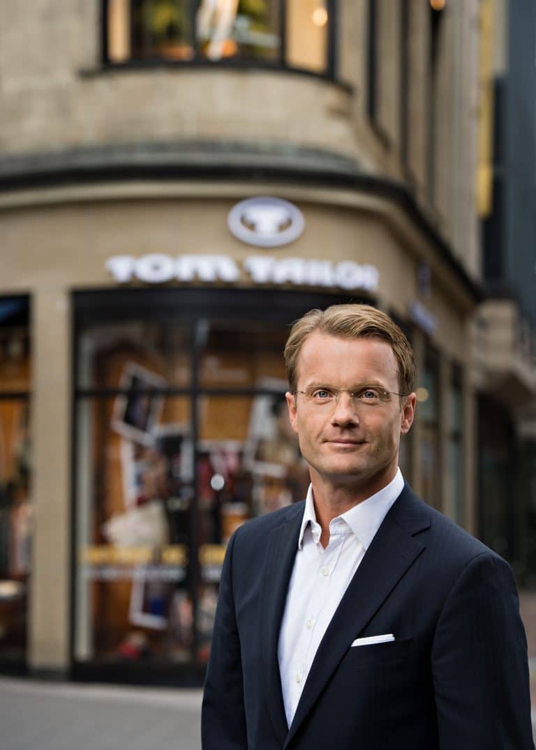 Businessportrait - Mann vor einem Geschäft