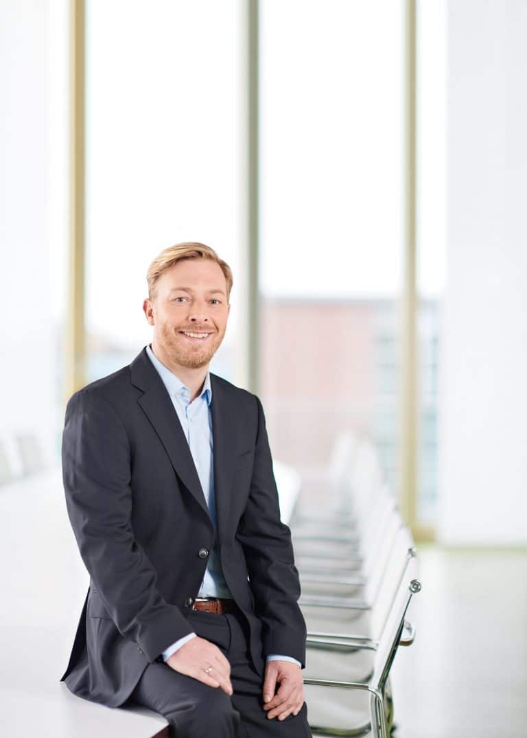 Businessportrait - Mann im Gebäude