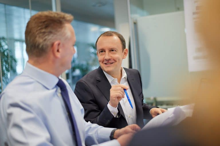 Geschäftsbericht - zwei Männer im Gespräch