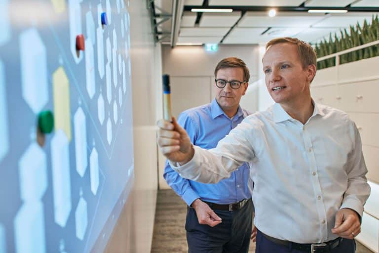 Businessfotografie Diskussion am Whiteboard