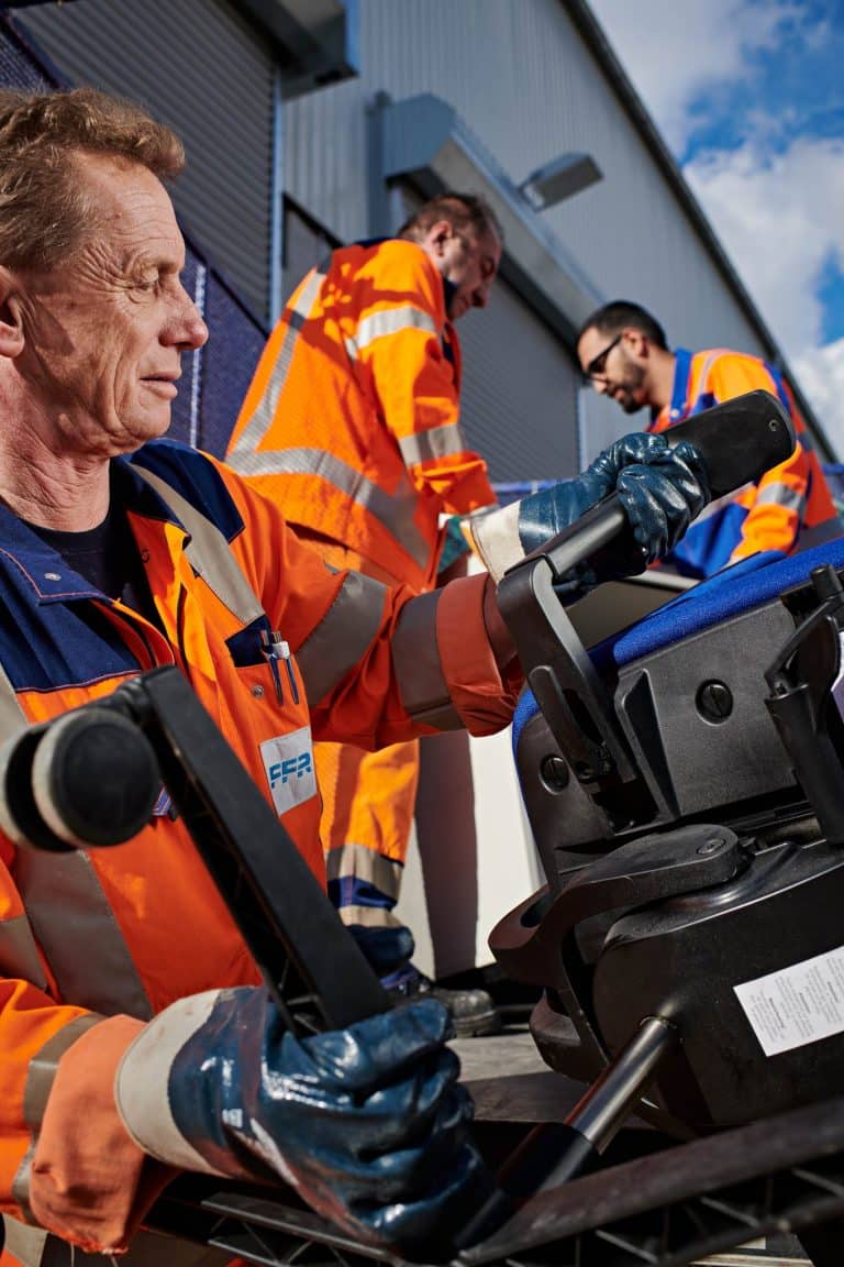 Sperrmüll - Männer bei der Müllabfuhr