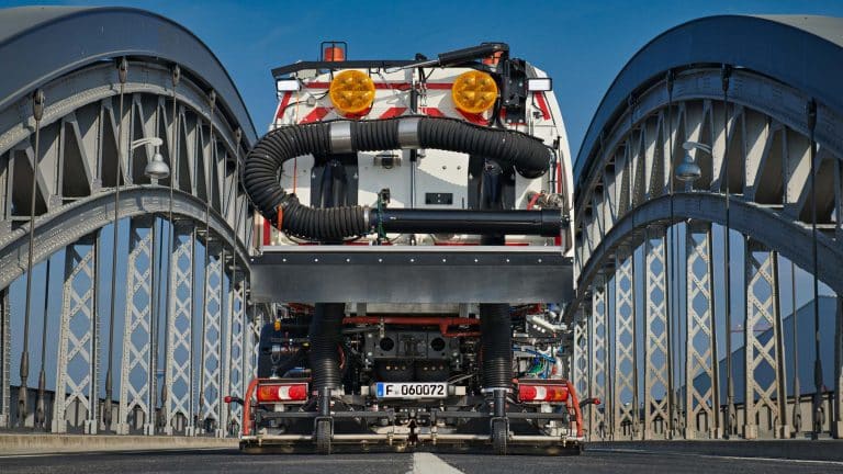 LKW für Strassenreinigung auf einer Brücke