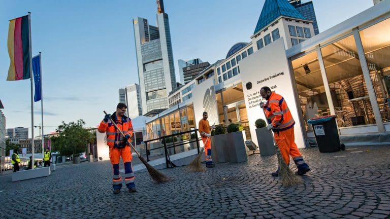 Businessfotografie - Strassenfeger bei der Arbeit