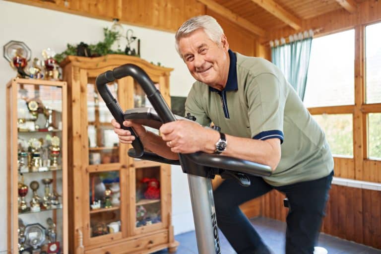 Businessportrait - Mann auf Heimtrainer