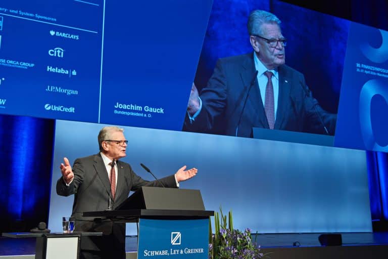 Pressefotos Finanzsymposium - Redner auf der Bühne